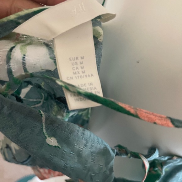 H&M Cropped Floral - Picture 5 of 5